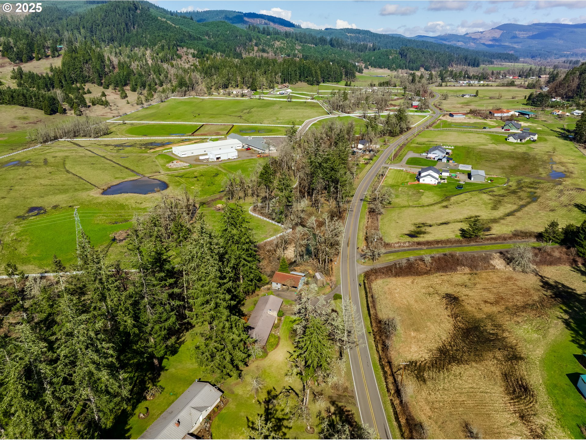 37593 Upper Camp Creek Road Springfield, OR 97478 - Photo 5 of 48 a view of a city