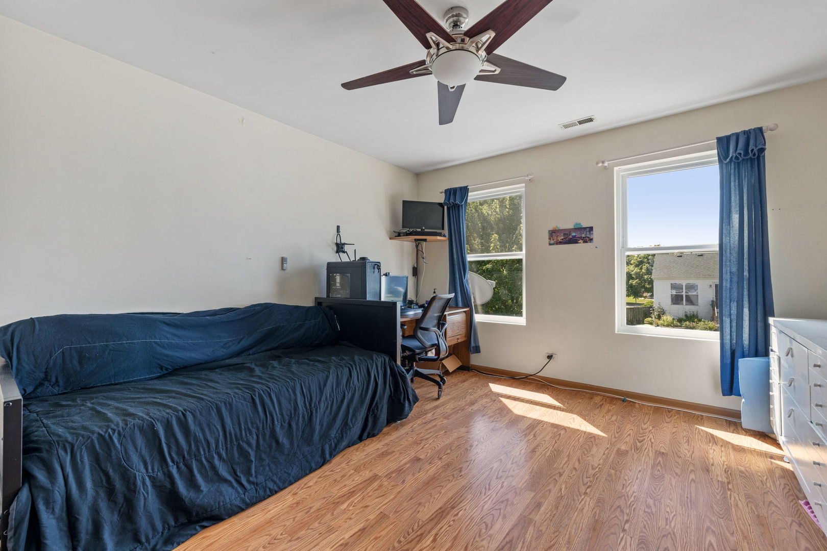 601 Greystone Lane Bolingbrook, IL 60440 - Photo 15 of 20 a living room with furniture and a window