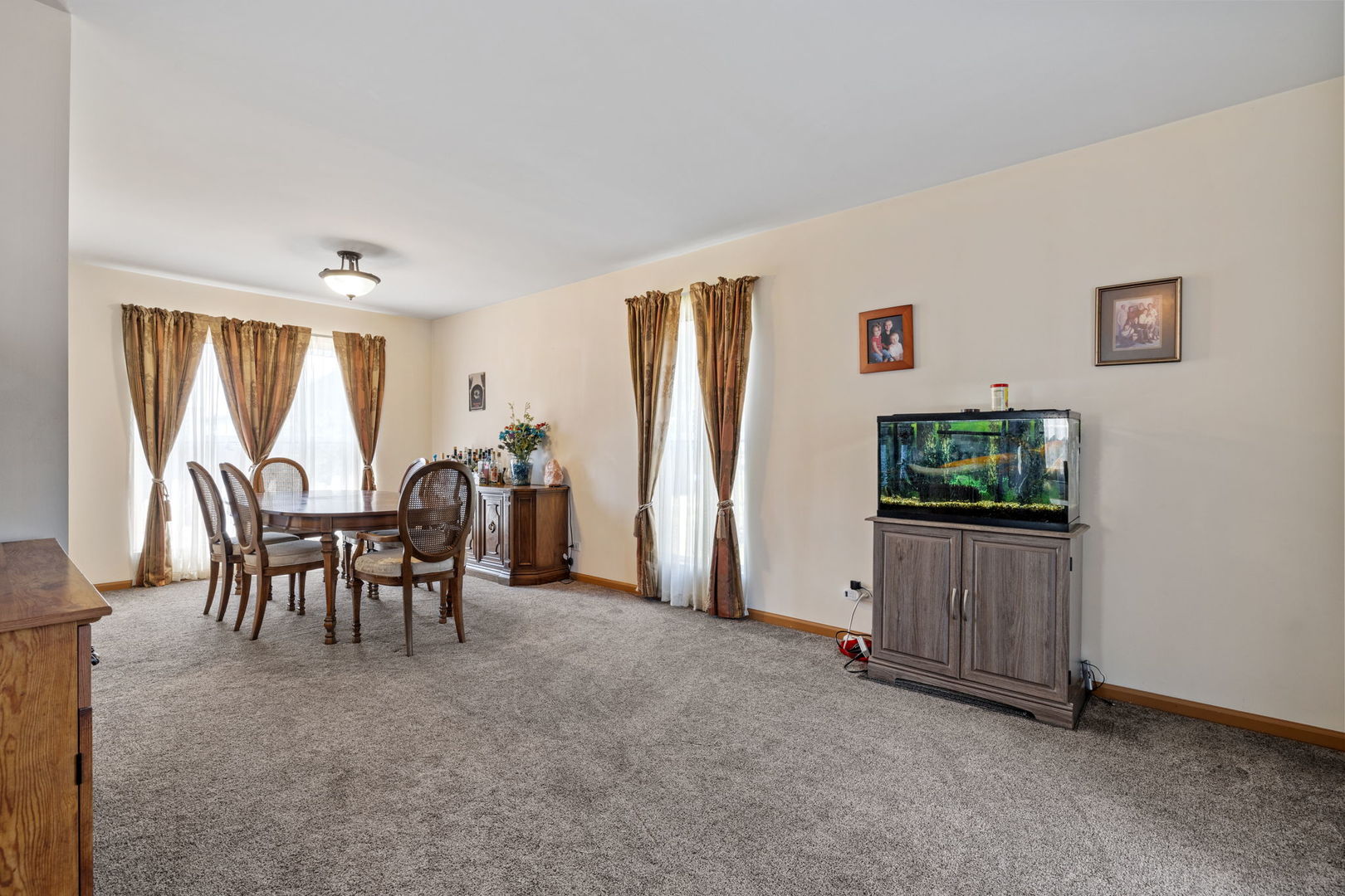 601 Greystone Lane Bolingbrook, IL 60440 - Photo 4 of 20 a view of a livingroom with furniture and window