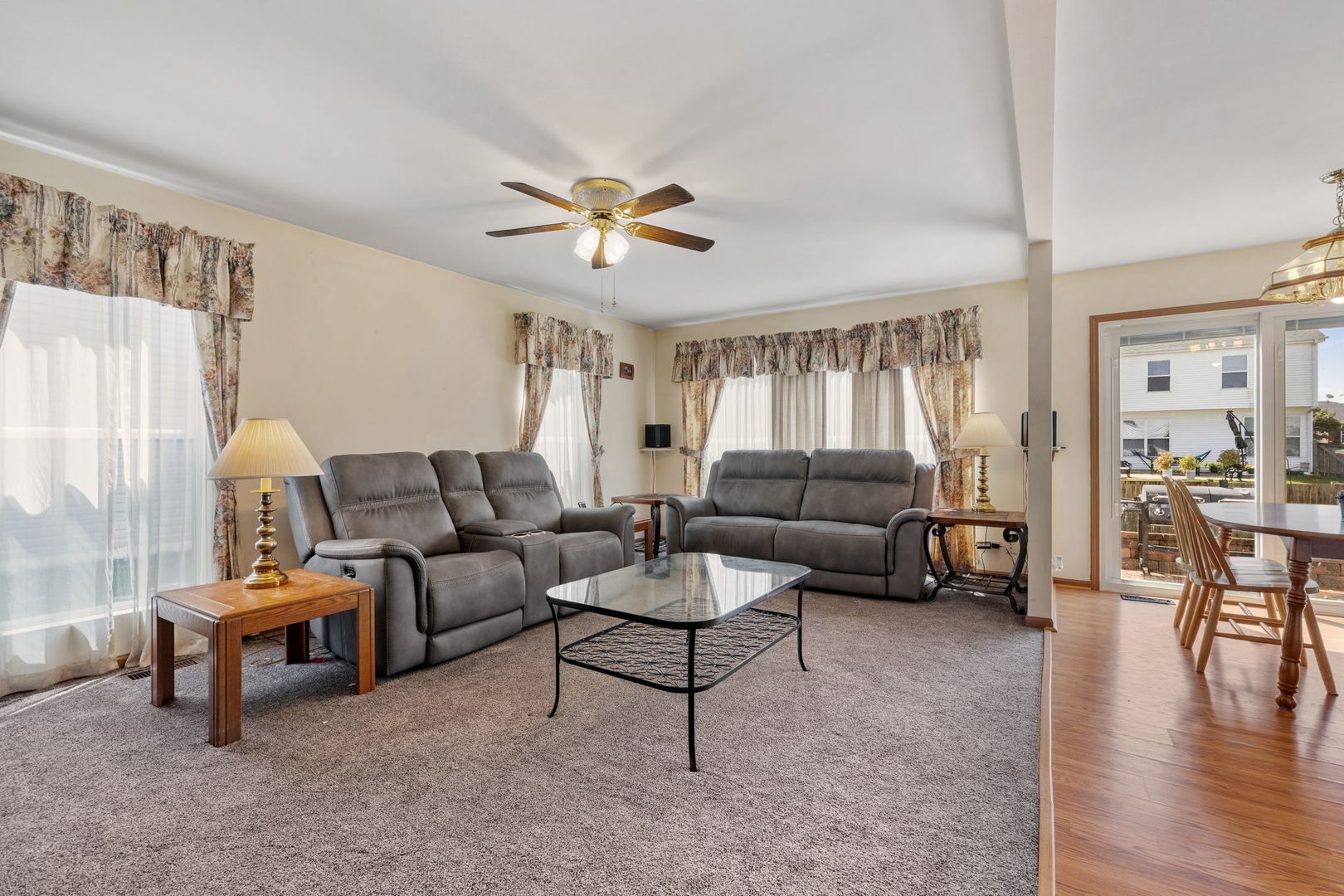 601 Greystone Lane Bolingbrook, IL 60440 - Photo 9 of 20 a living room with furniture