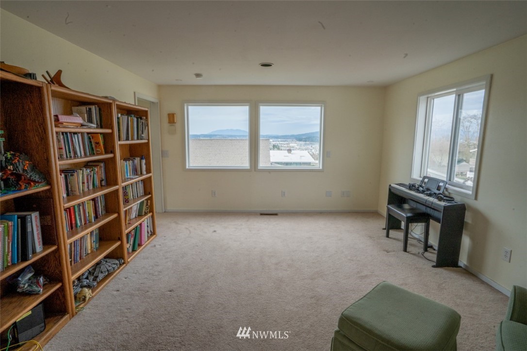 3915 R Avenue Anacortes, WA 98221 - Photo 9 of 16 Gallery Image 9