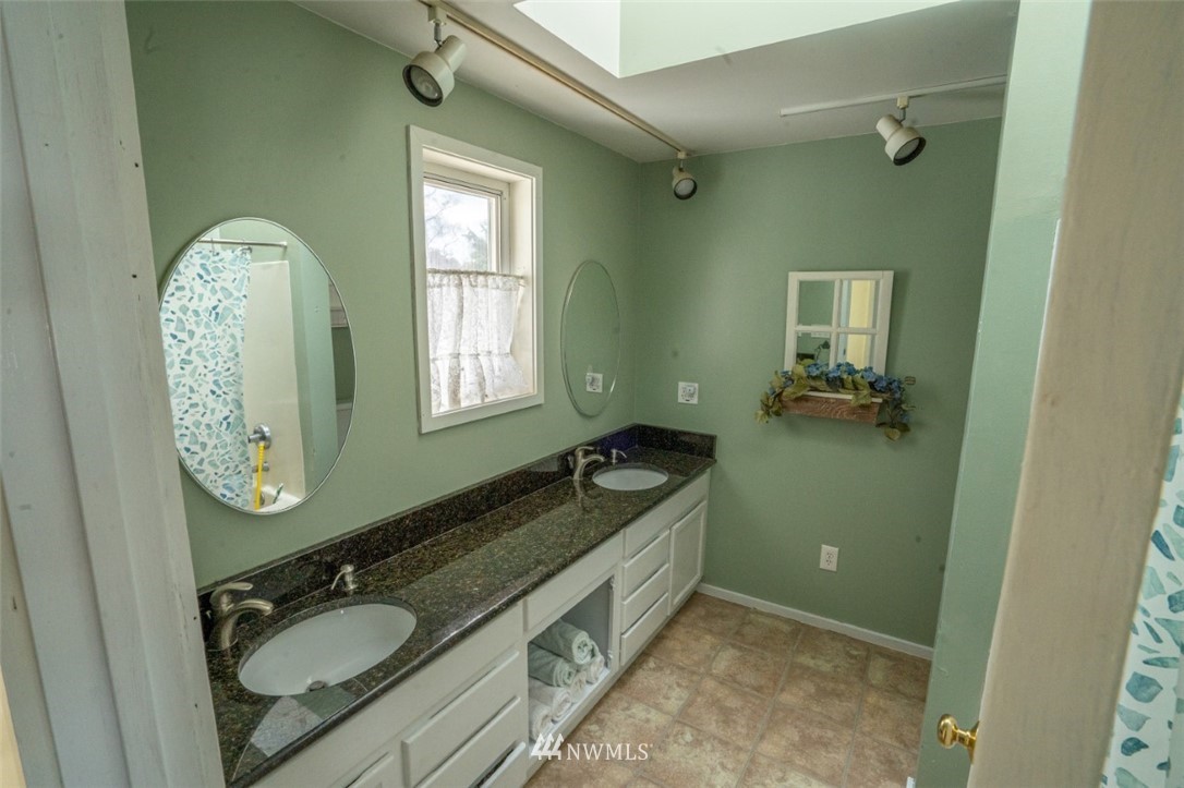 3915 R Avenue Anacortes, WA 98221 - Photo 10 of 16 Gallery Image 10