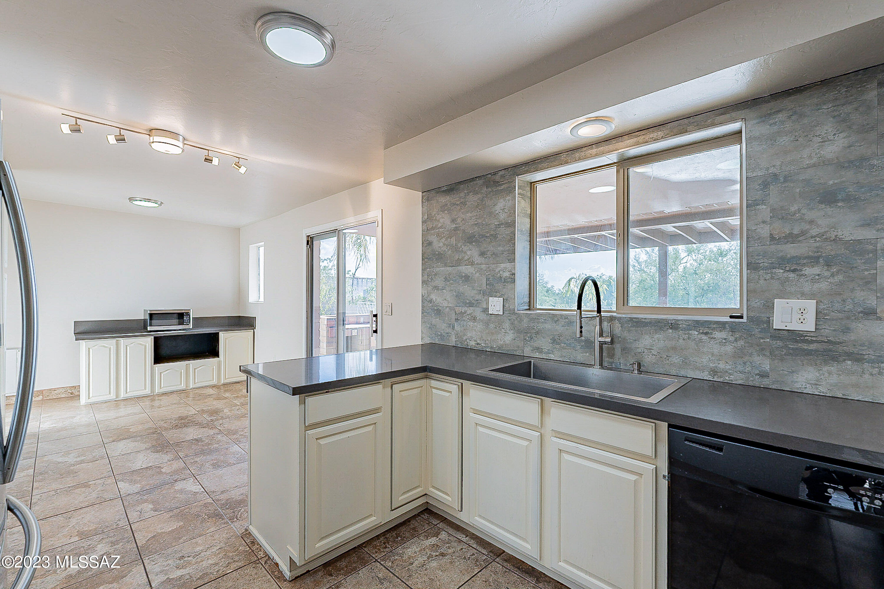 8363 North Wanda Road Tucson, AZ 85704 - Photo 13 of 43