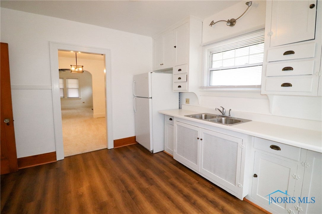 3040 Gradwohl Road Toledo, OH 43617 - Photo 24 of 34 Charming original kitchen freshly painted