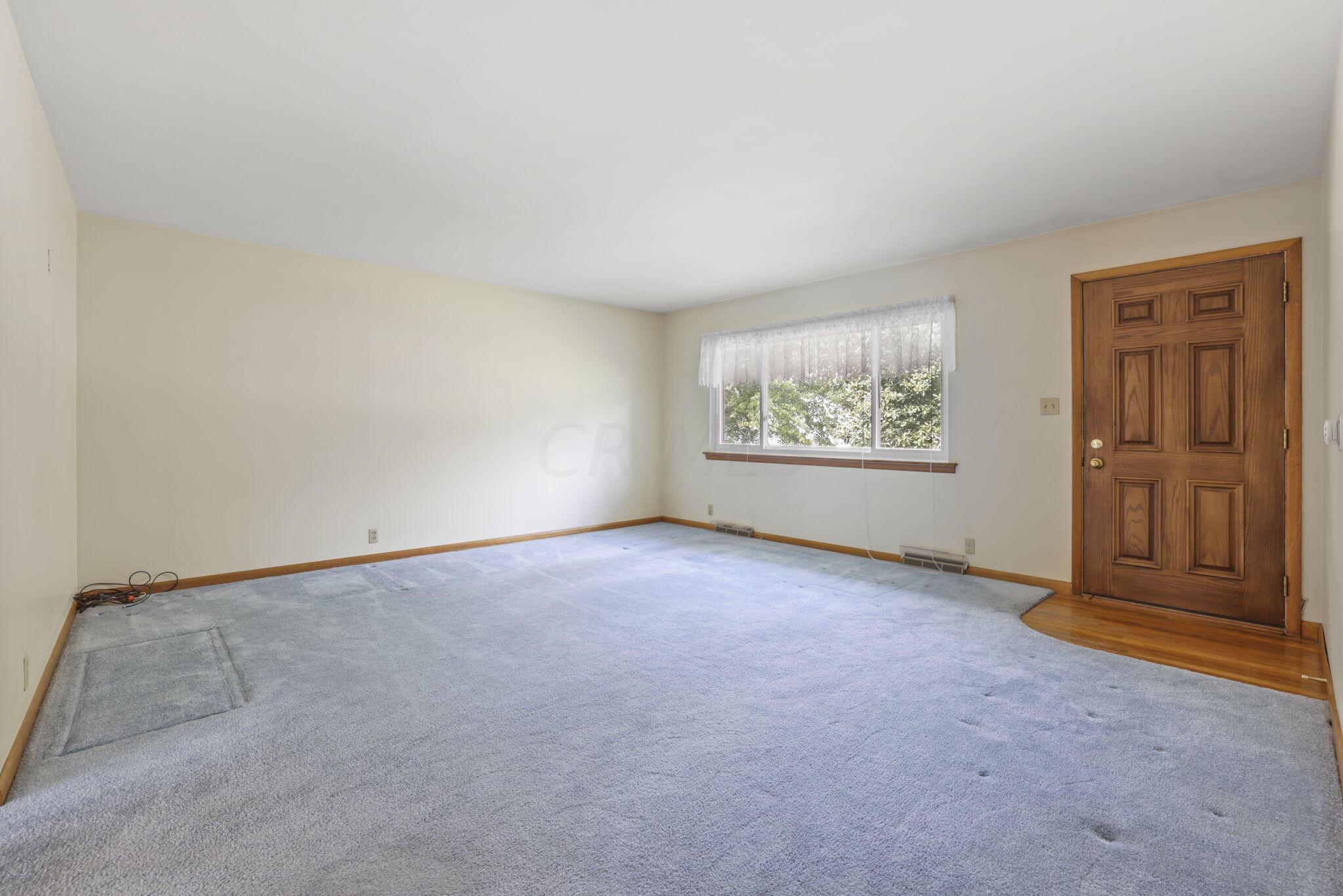 702 Sherwick Road Newark, OH 43055 - Photo 6 of 54 Living room
