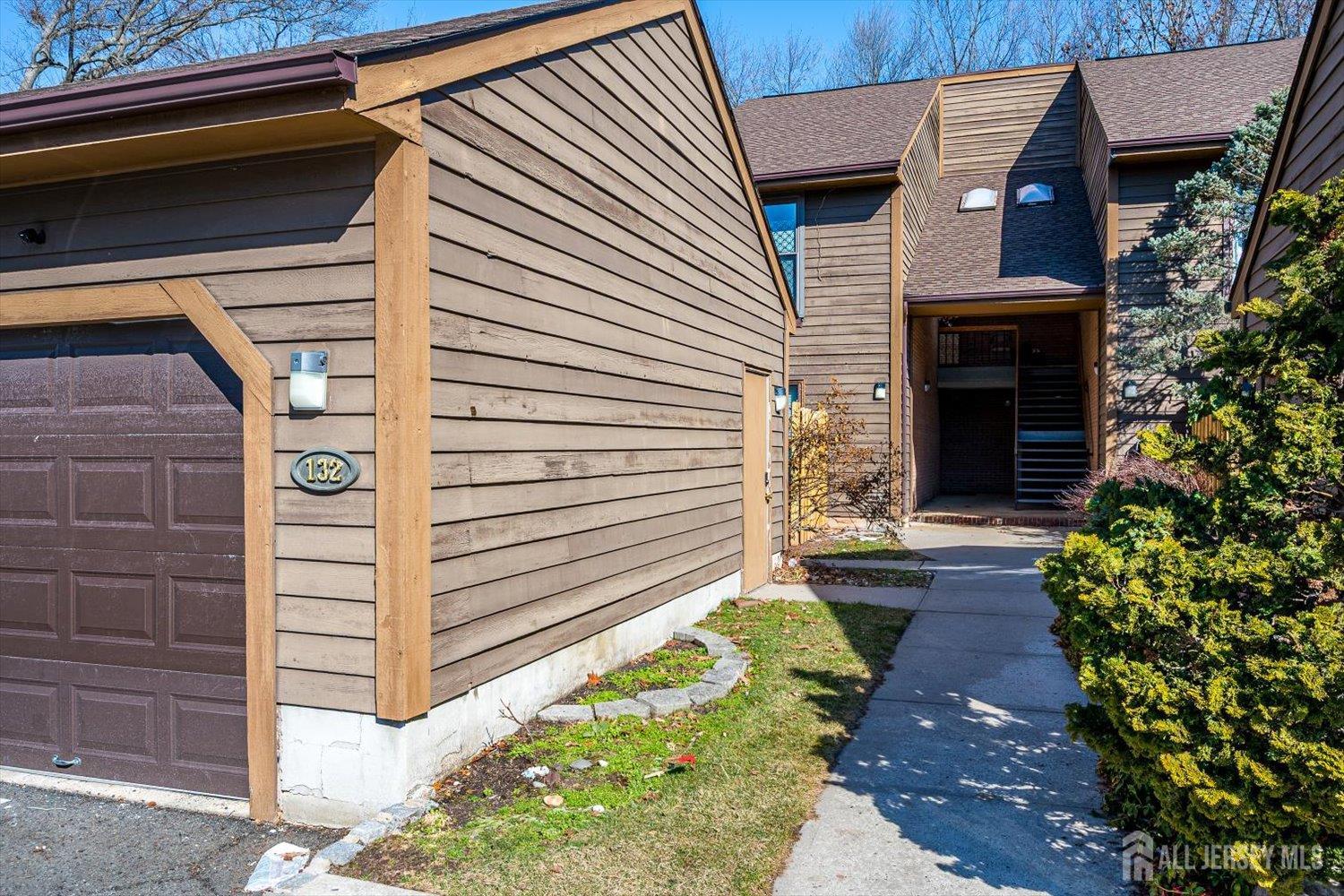 133 Oakmont Court Edison, NJ 08820 - Photo 2 of 38