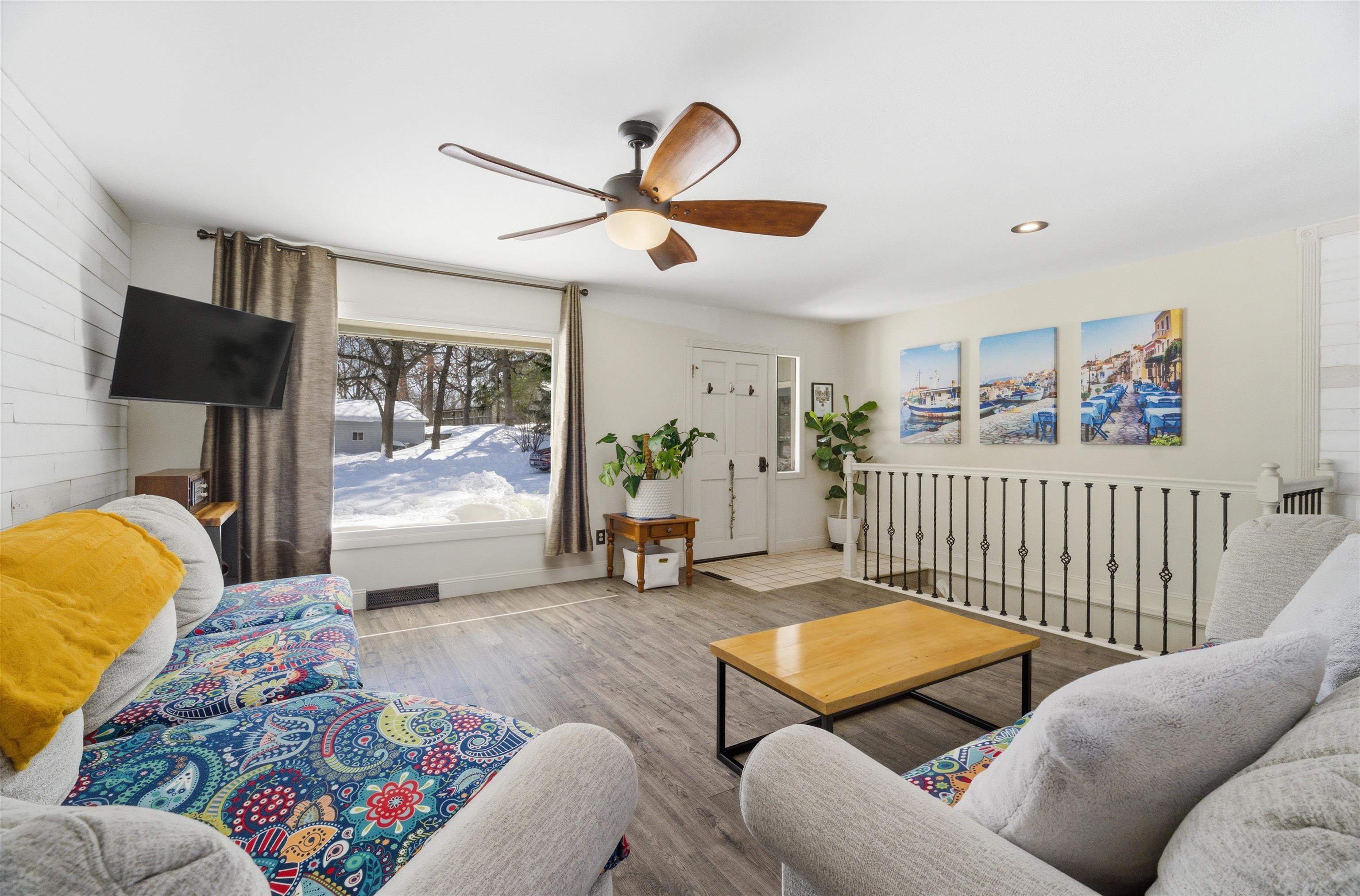 651 Leighton Road Waupaca, WI 54981 - Photo 2 of 40