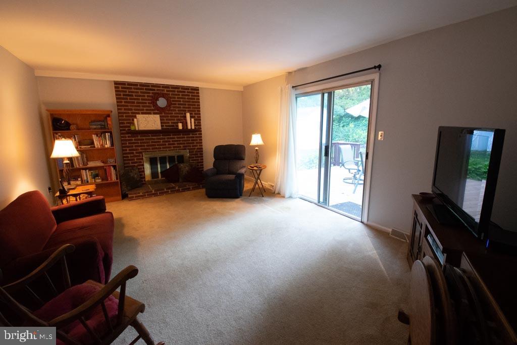 108 Dewalt Road Newark, DE 19711 - Photo 14 of 38 Family room viewed from rear hallway
