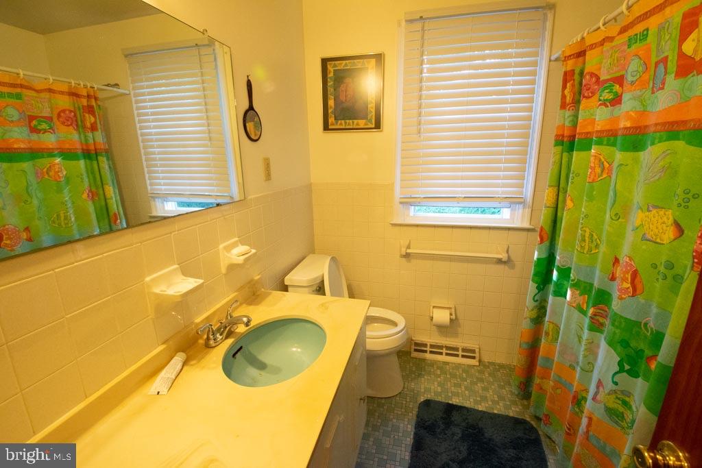 108 Dewalt Road Newark, DE 19711 - Photo 23 of 38 2nd fl. general full bathroom