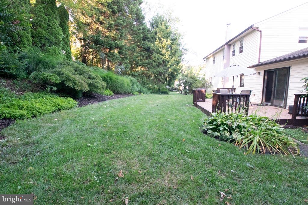 108 Dewalt Road Newark, DE 19711 - Photo 33 of 38 Landscaped rear yard and deck