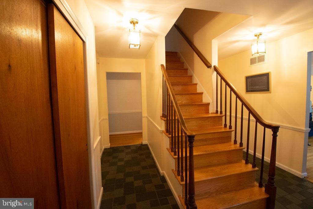 108 Dewalt Road Newark, DE 19711 - Photo 5 of 38 Foyer viewed from front entrance