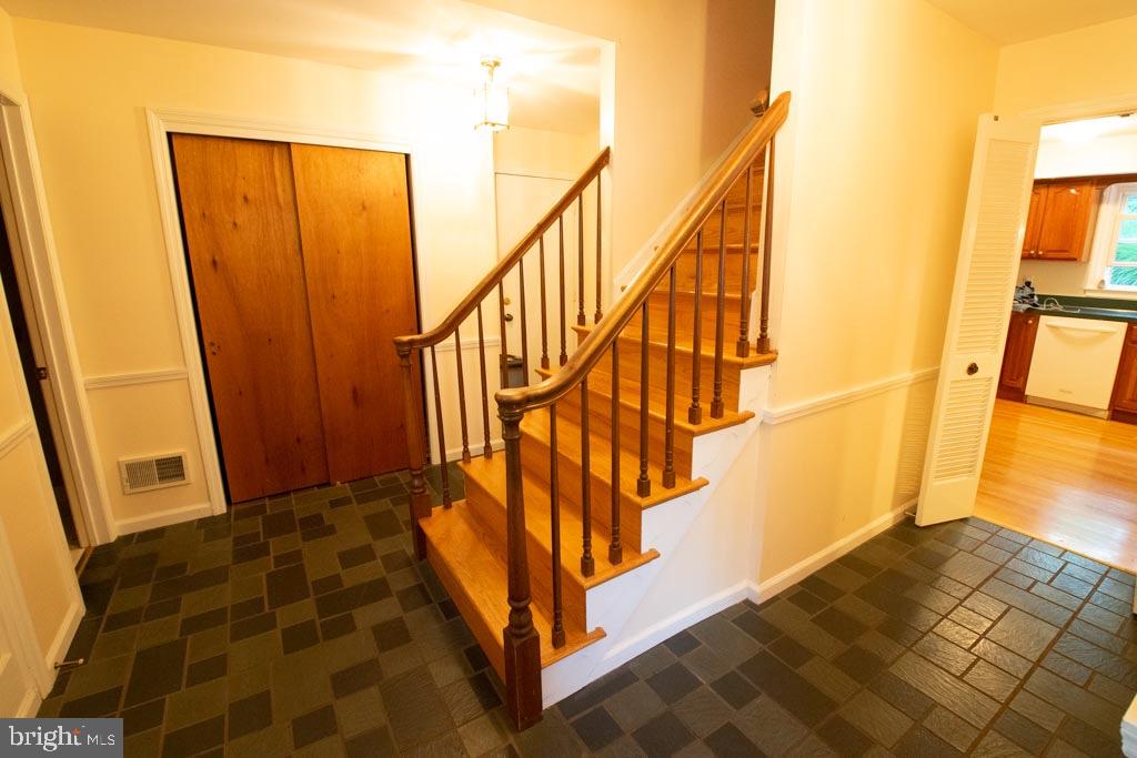108 Dewalt Road Newark, DE 19711 - Photo 6 of 38 Foyer viewed from Living room