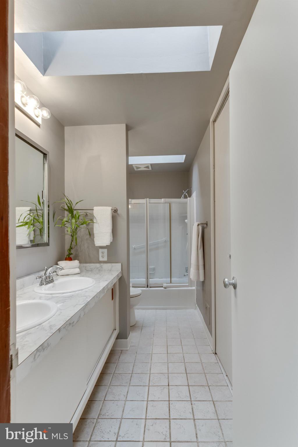 2003 Paul Spring Road Alexandria, VA 22307 - Photo 23 of 29 Bath