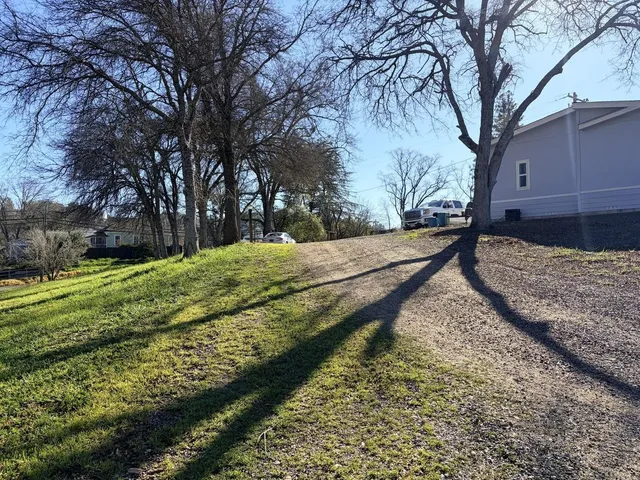 a black and white photo of a room