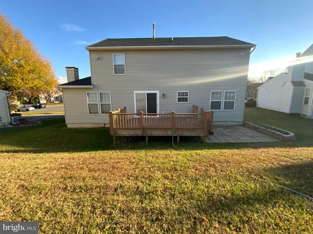 a view of a house with backyard