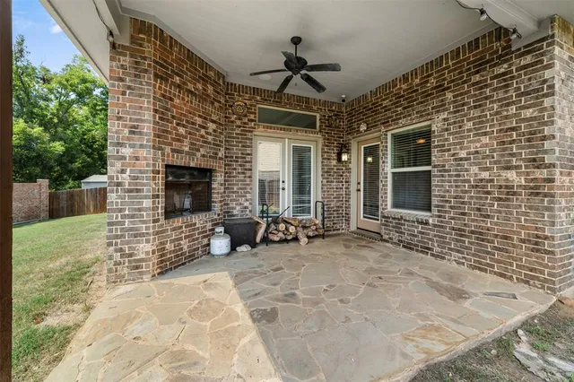 a view of a house with backyard and garden