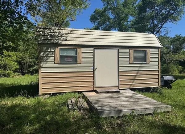 a view of yard with green space