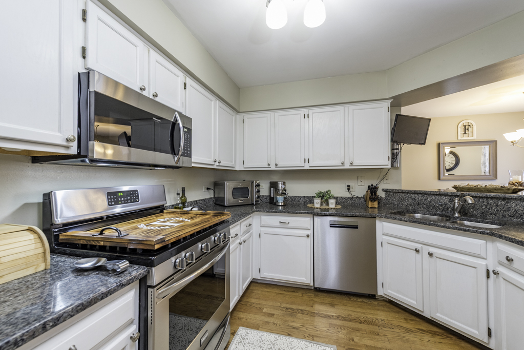 110 Lauralton Street Lake Bluff, IL 60044 - Photo 10 of 40