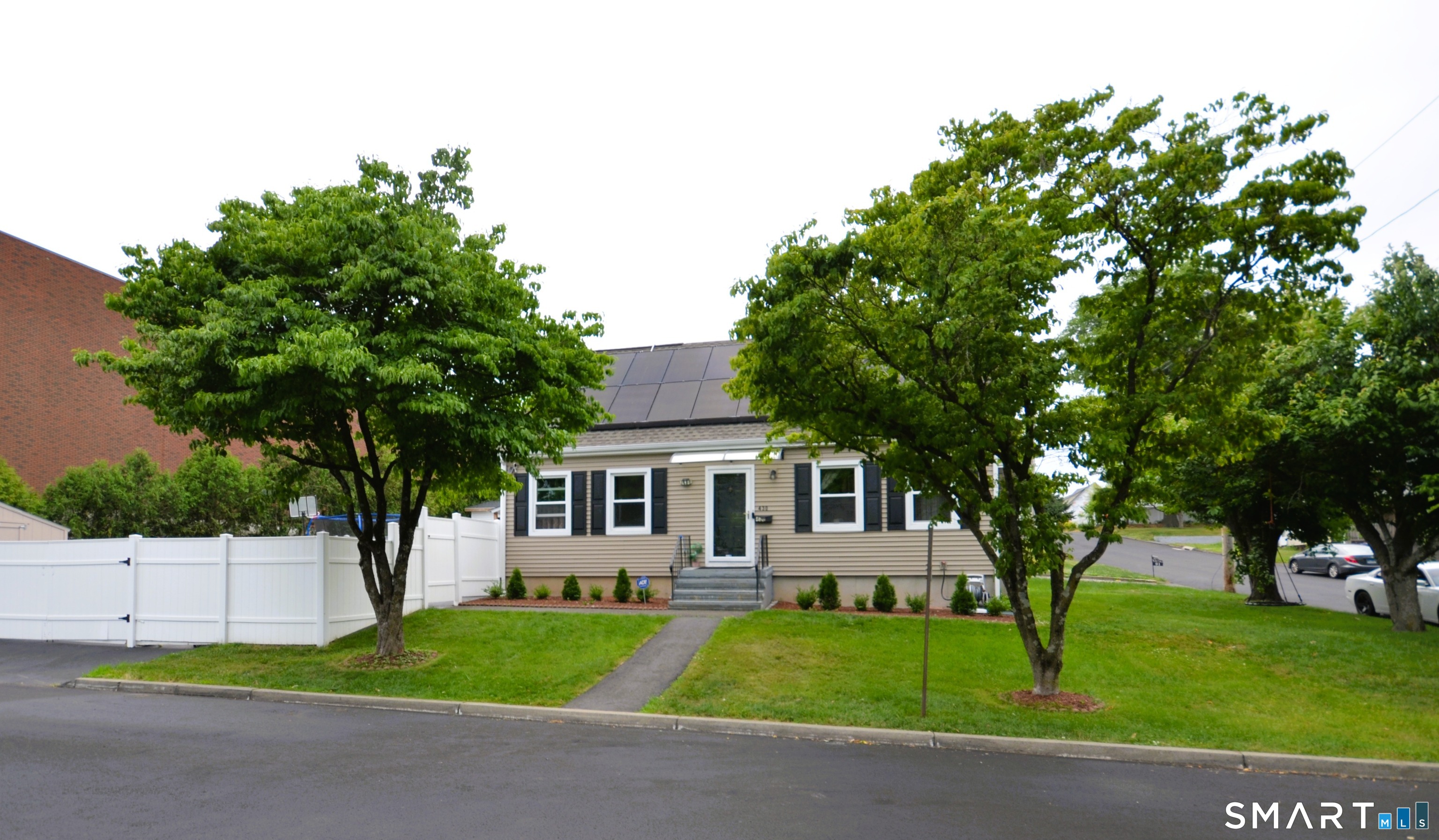 430 Berkeley Road Fairfield, CT 06825 - Photo 2 of 37