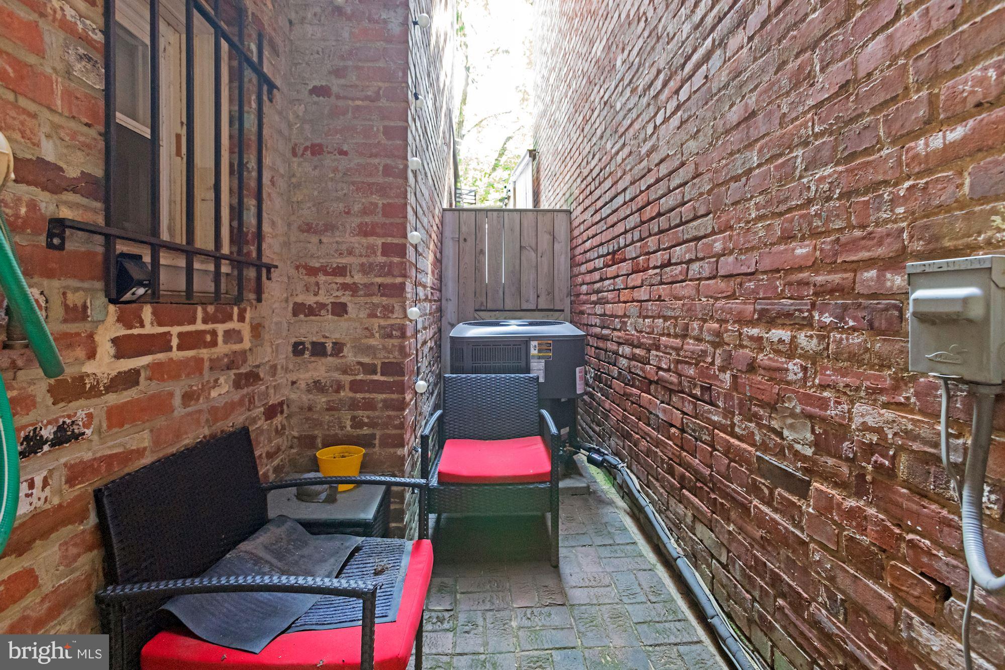 1713 18th Street Northwest, Unit B Washington, DC 20009 - Photo 22 of 23 a backyard of a building