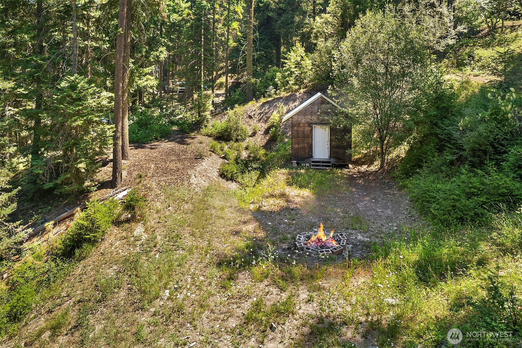 61 Tom And Nita Road Cle Elum, WA 98922 - Photo 22 of 27 a backyard of a house with table and chairs