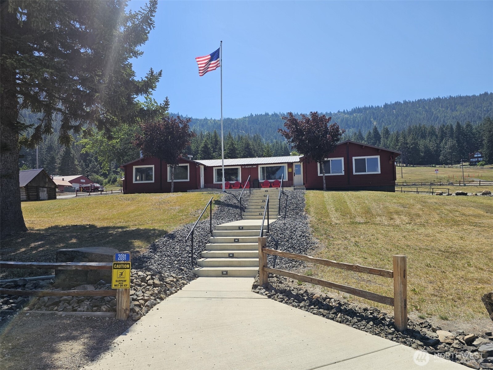61 Tom And Nita Road Cle Elum, WA 98922 - Photo 24 of 27 a view of a swimming pool with a lounge chairs