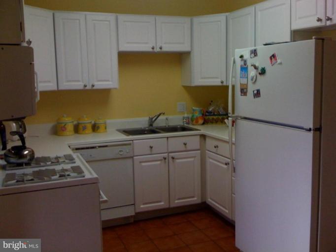 102 Cross Keys Road, Unit R102E Baltimore, MD 21210 - Photo 4 of 5 Kitchen
