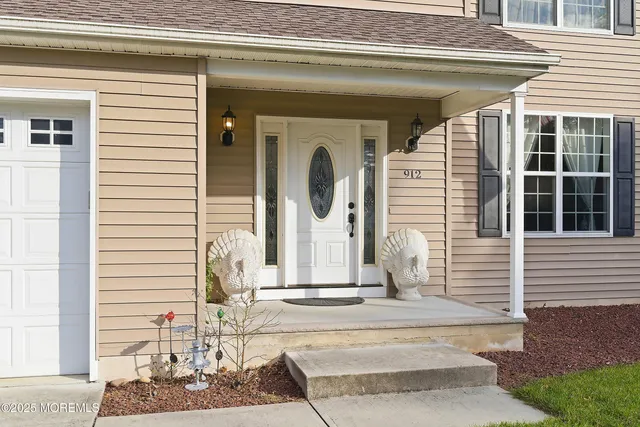 a view of entryway and hall