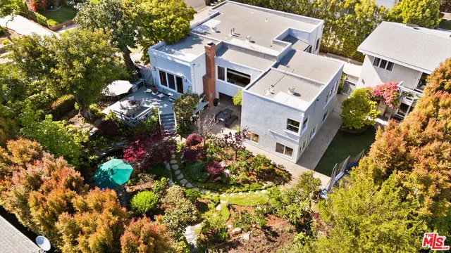 a picture of a building