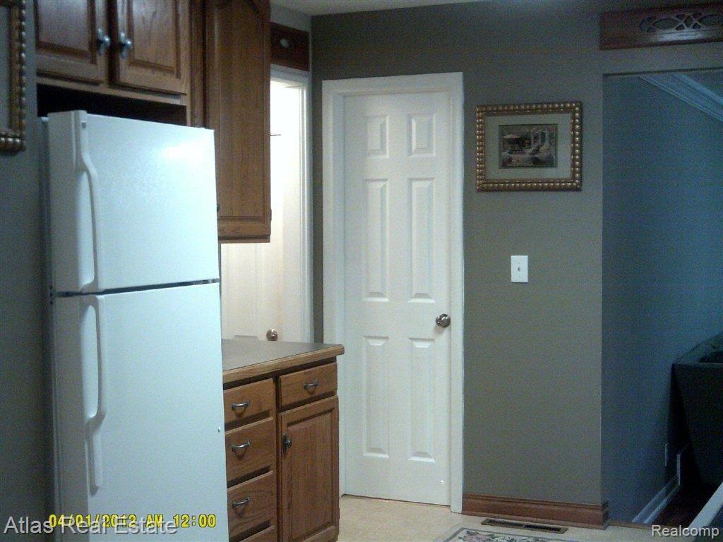 940 Springview Drive Flushing, MI 48433 - Photo 10 of 22 Kitchen 2.jpg