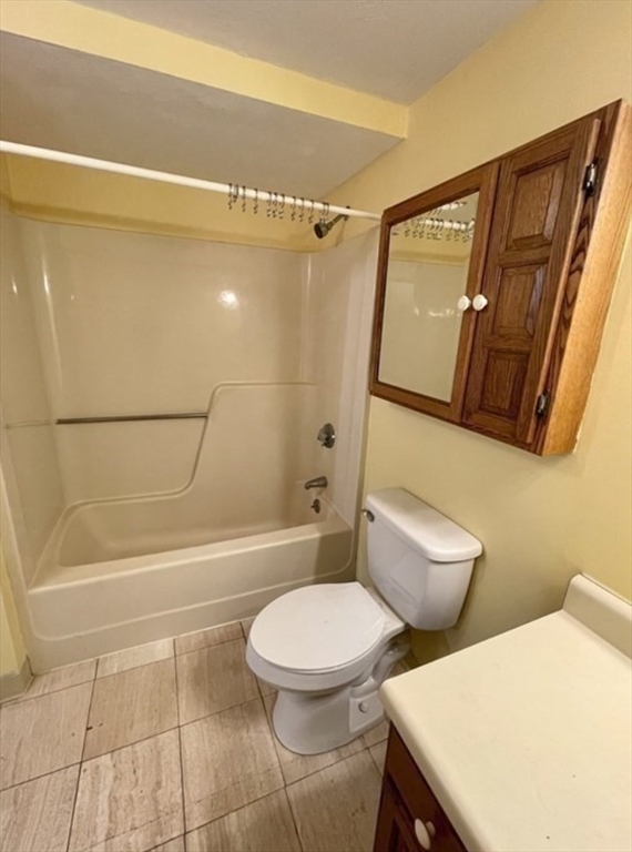 100 Cove Way, Unit 608 Quincy, MA 02169 - Photo 13 of 20 a bathroom with a toilet a sink and bathtub