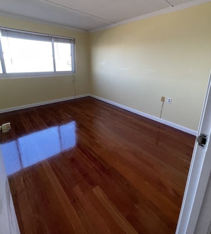 100 Cove Way, Unit 608 Quincy, MA 02169 - Photo 9 of 20 a room with a bed and a window