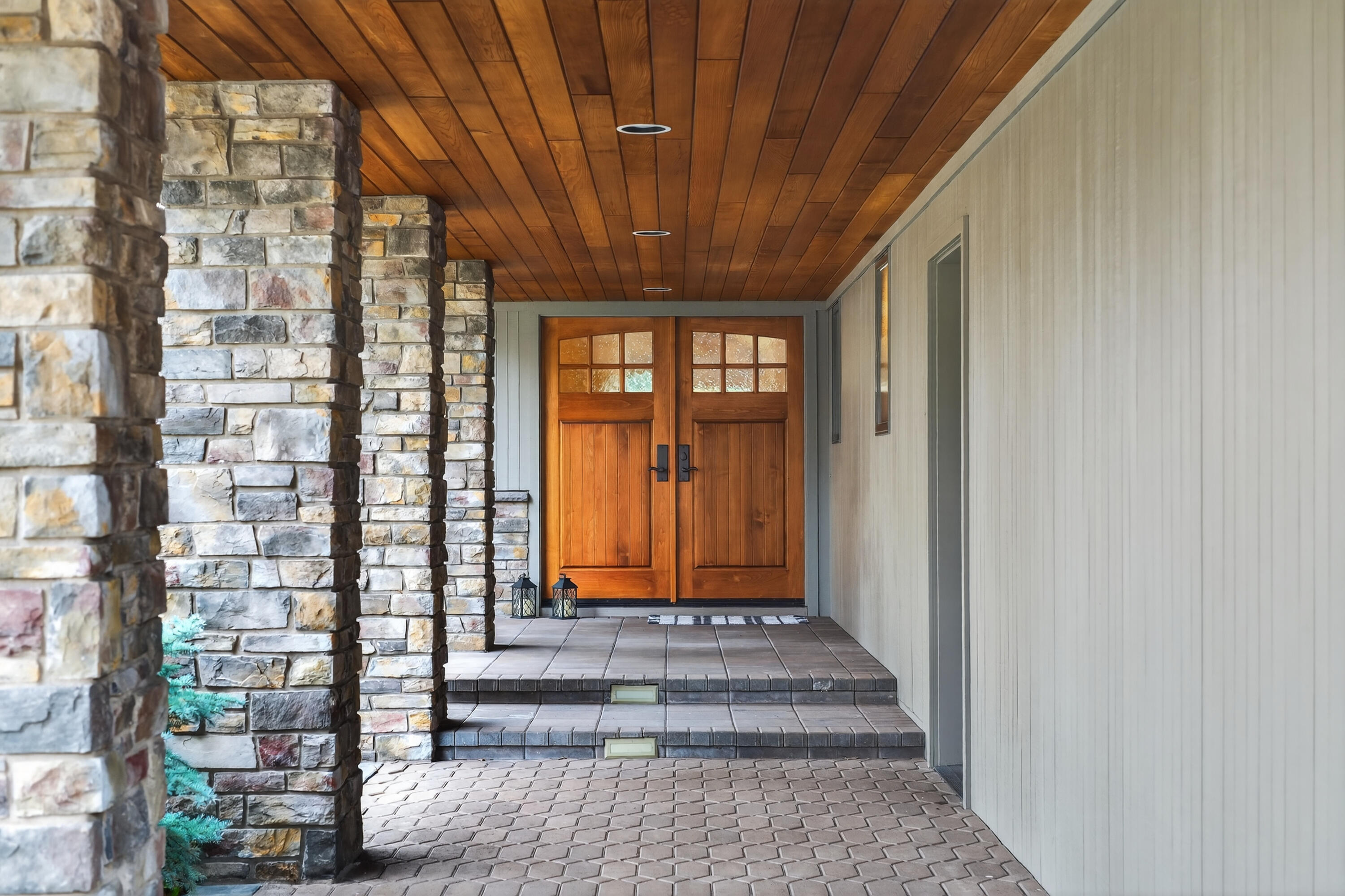 17995 North Course Lane, Unit 8 Sunriver, OR 97707 - Photo 6 of 44 Wood covered entry