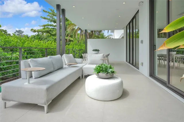 $6,399,000 | 100 Hampton Lane, Key Biscayne, FL 33149