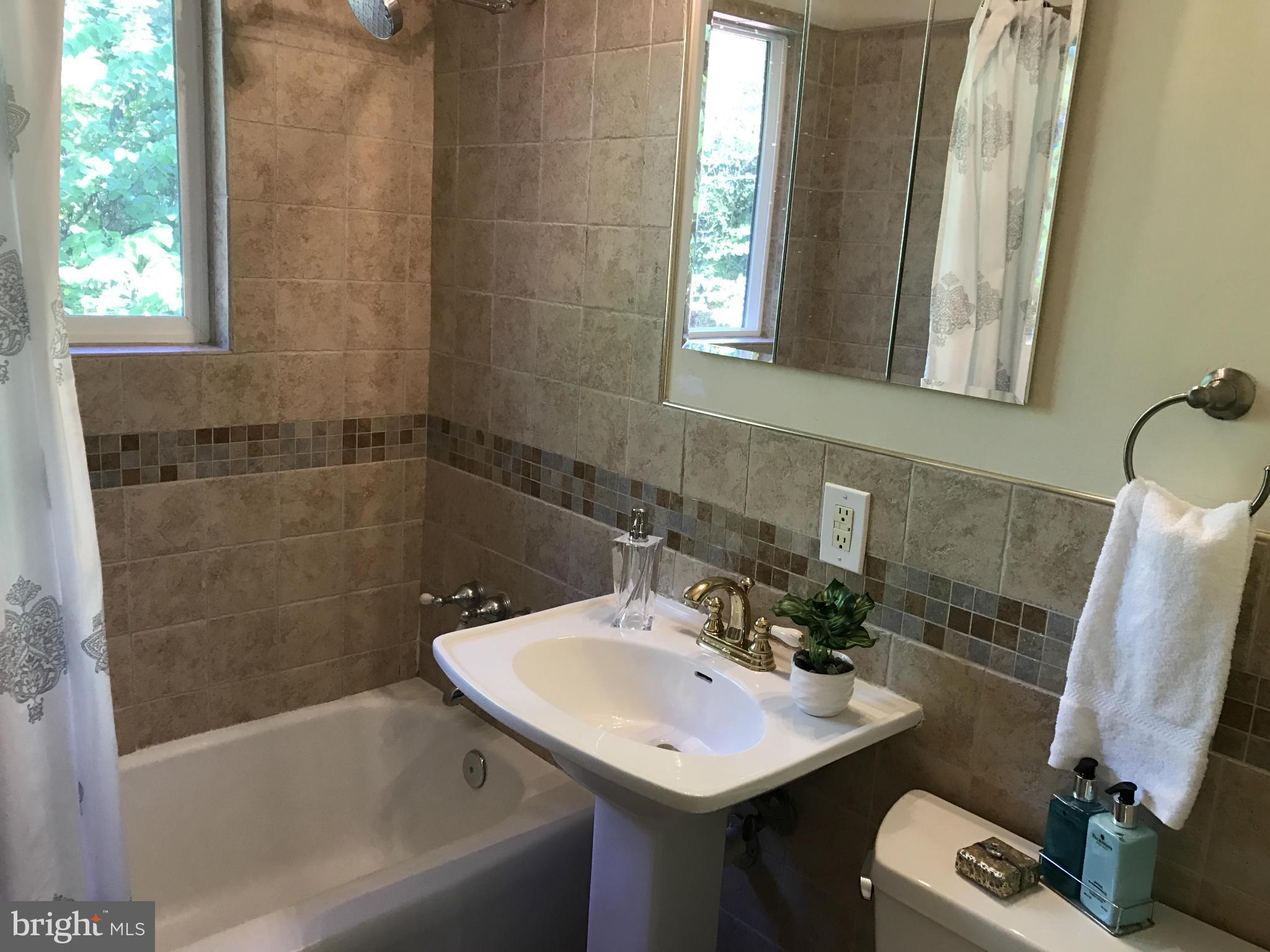 2947 Viewpoint Road Alexandria, VA 22314 - Photo 14 of 26 Bath