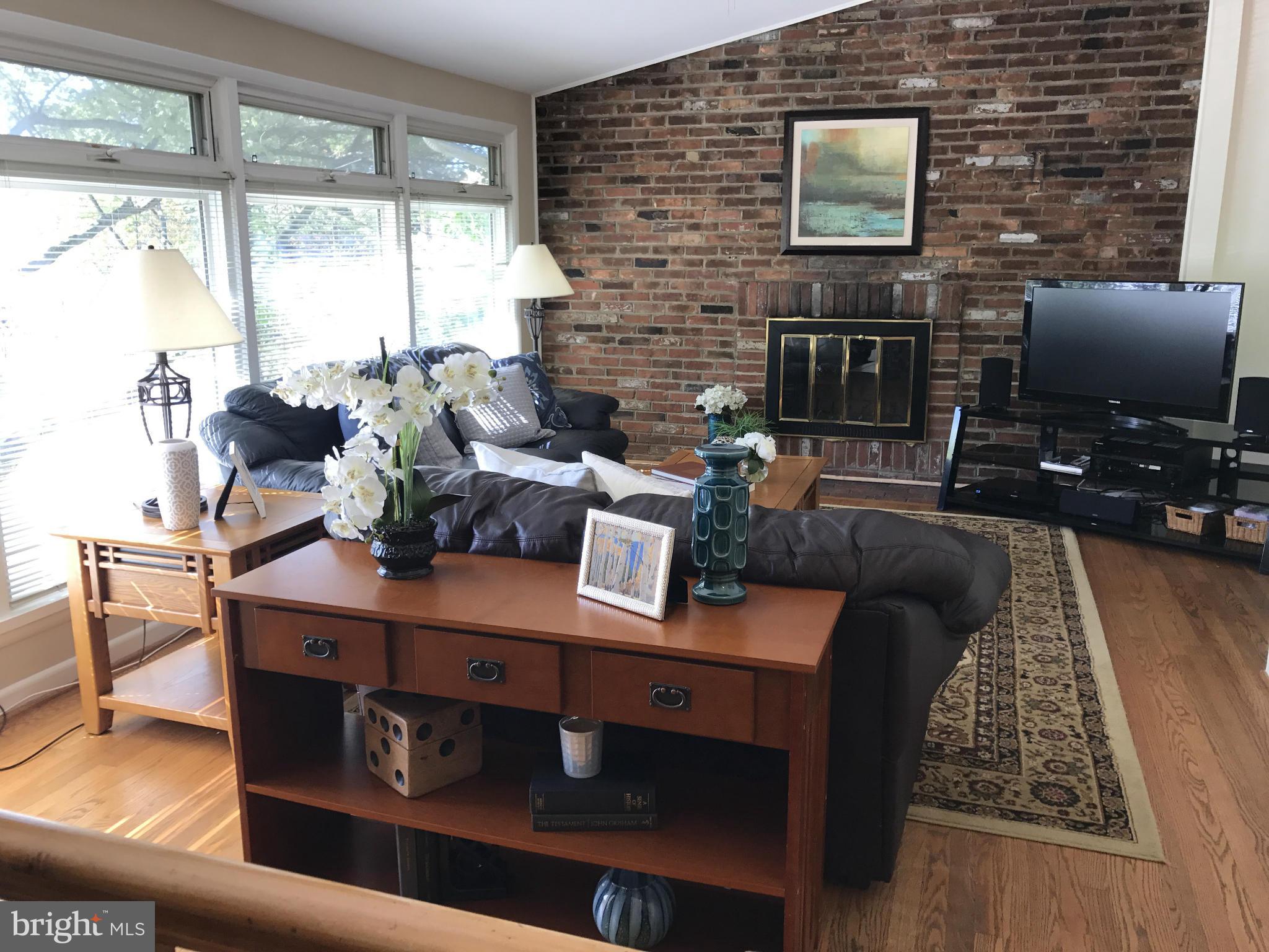 2947 Viewpoint Road Alexandria, VA 22314 - Photo 3 of 26 Living Room