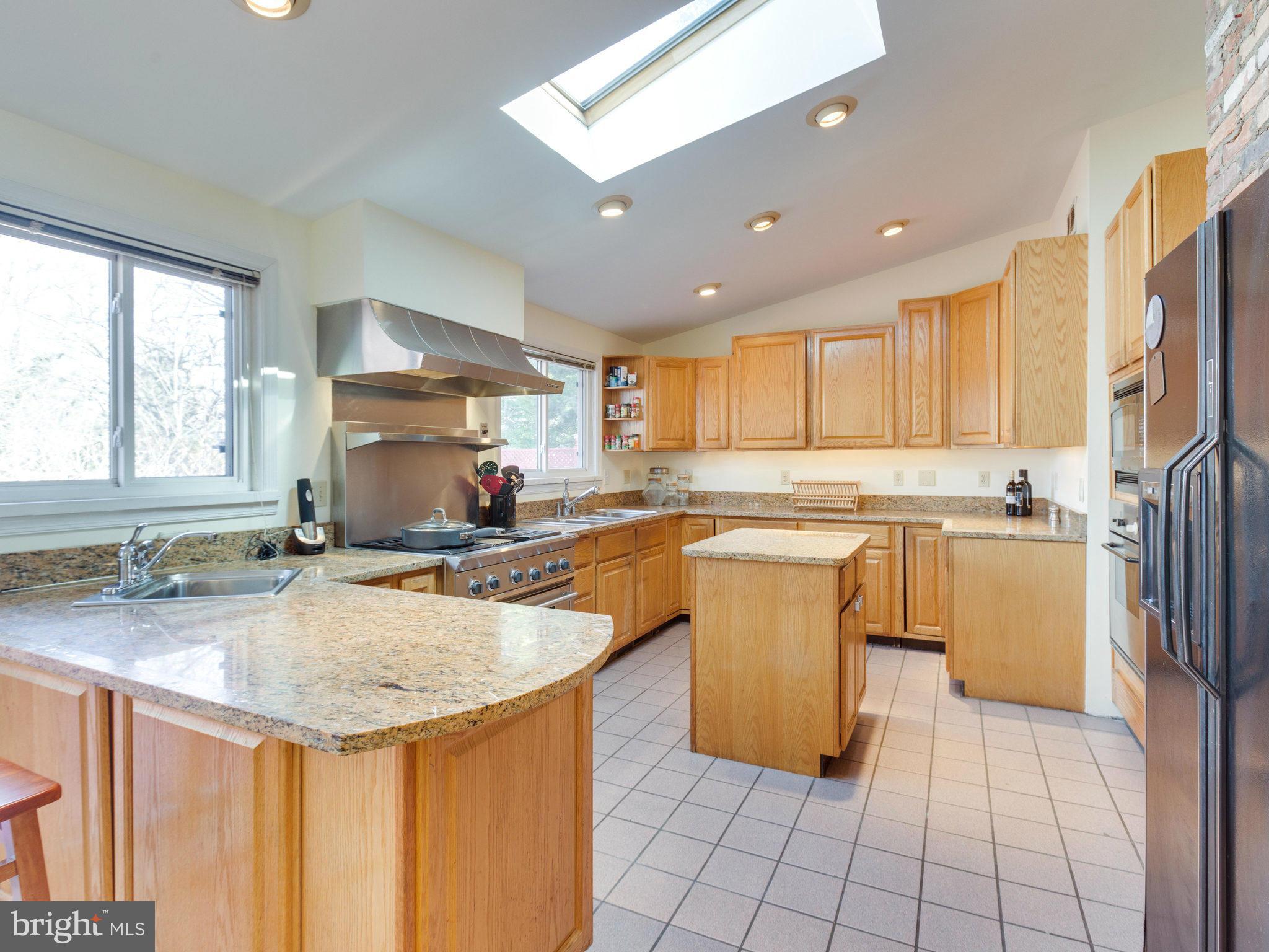 2947 Viewpoint Road Alexandria, VA 22314 - Photo 7 of 26 Kitchen