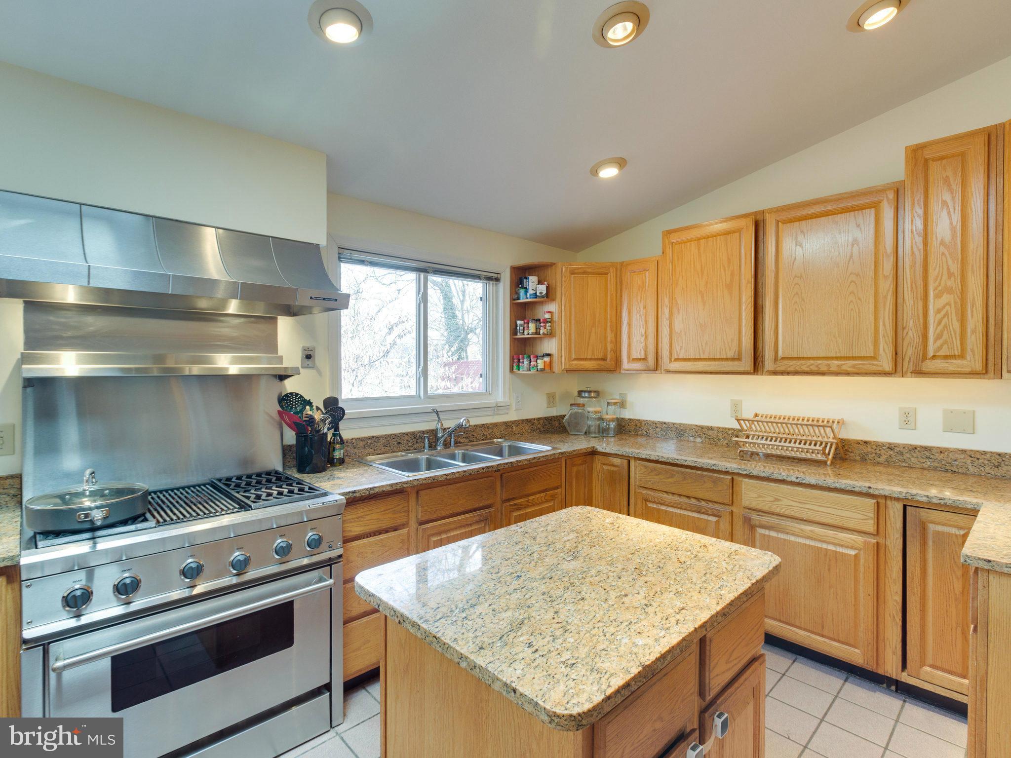 2947 Viewpoint Road Alexandria, VA 22314 - Photo 9 of 26 Kitchen
