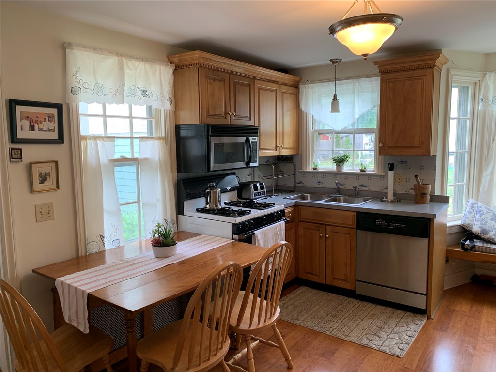 11 Virginia Road Barrington, RI 02806 - Photo 3 of 18 Gallery Image 3
