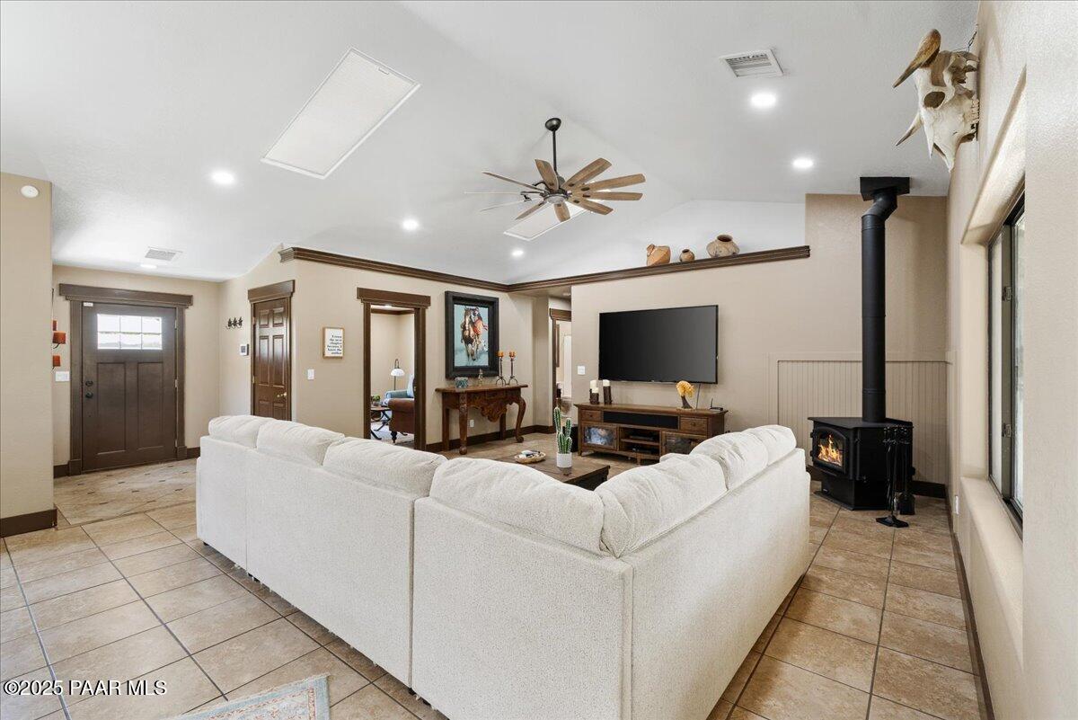650 East Rimrock Road Paulden, AZ 86334 - Photo 5 of 56 06-Living room