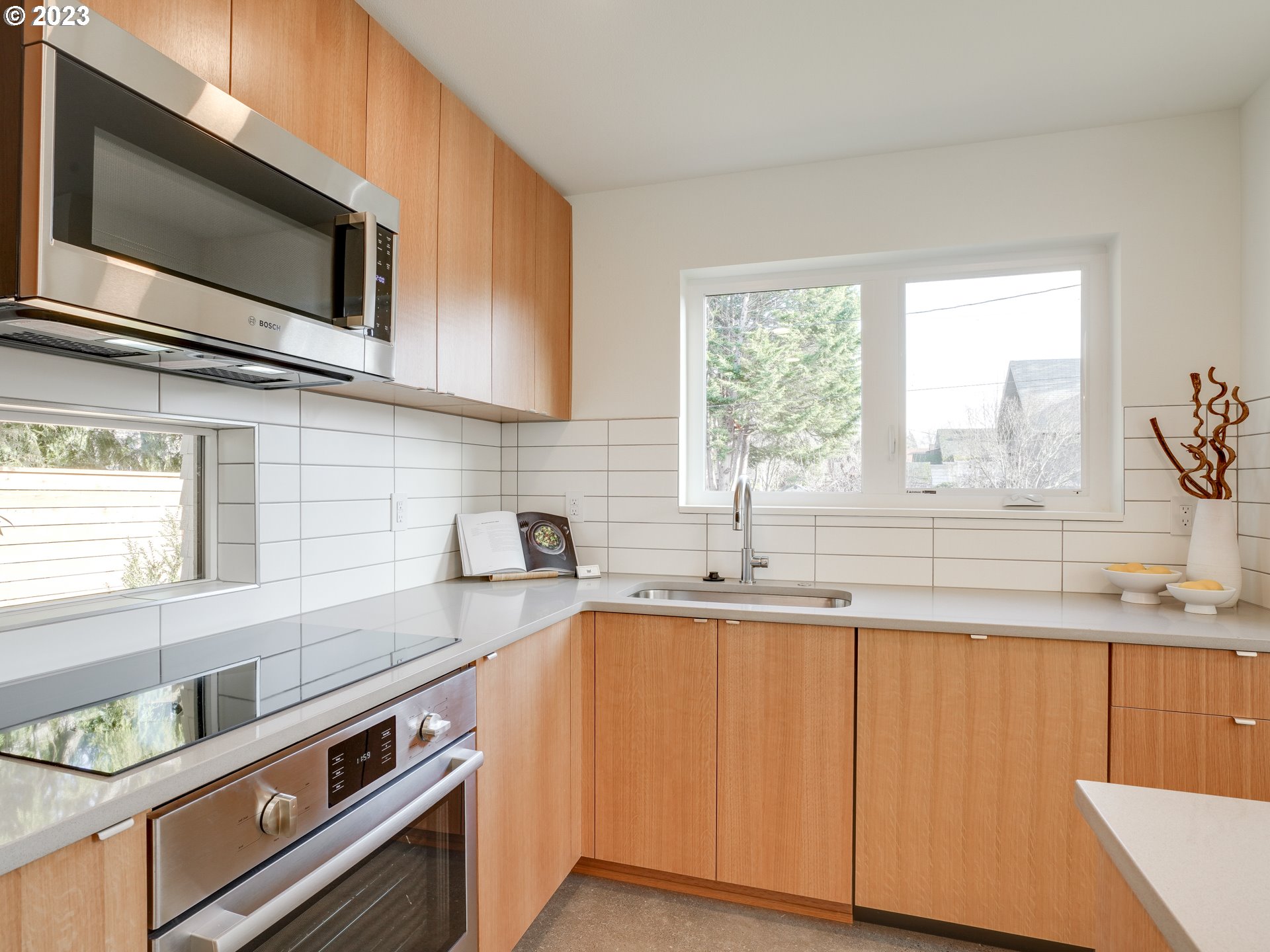 1635 Northeast Rosa Parks Way, Unit B Portland, OR 97211 - Photo 9 of 28 Gallery Image 9