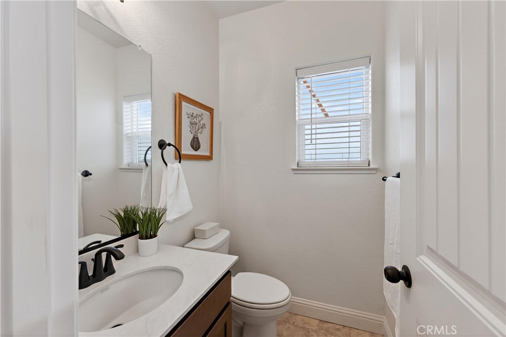 184 Montage Drive Merced, CA 95348 - Photo 13 of 32 a bathroom with a sink toilet and mirror