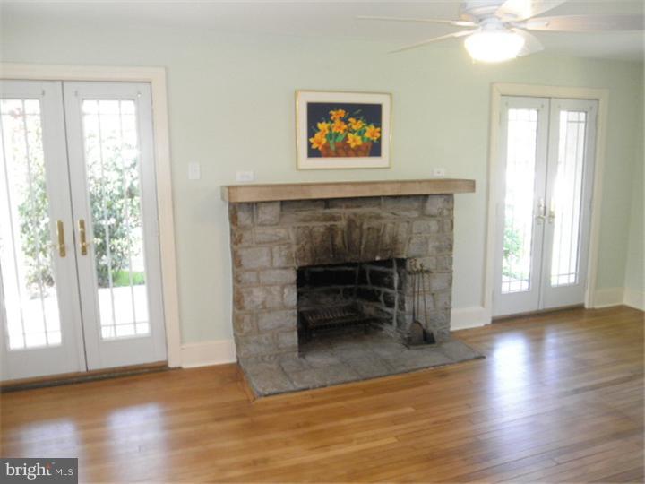 139 Broadview Road Springfield, PA 19064 - Photo 4 of 25 Living Room