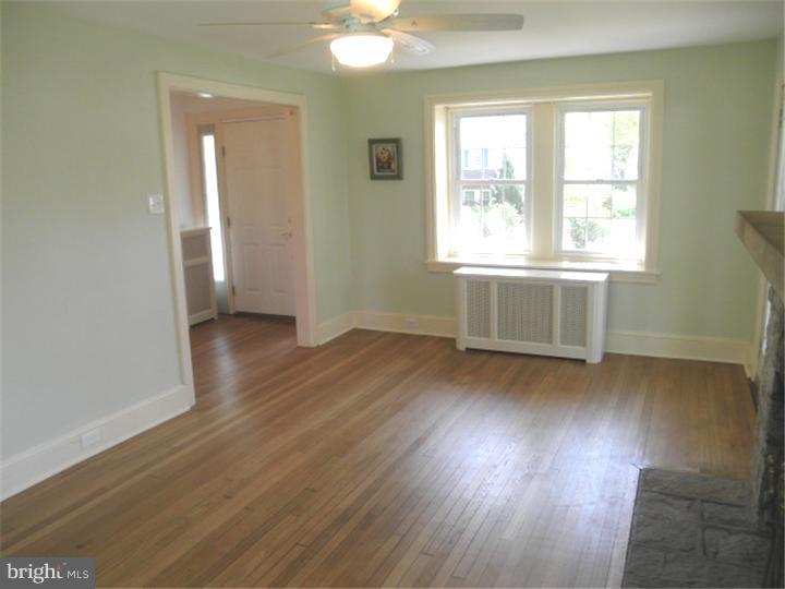 139 Broadview Road Springfield, PA 19064 - Photo 5 of 25 Living Room