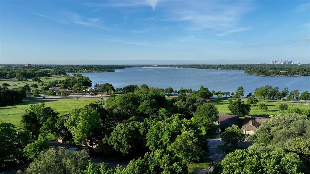 a view of a lake with houses in back
