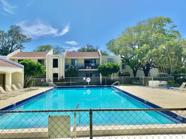 $2,200 | 150 Pineview Road, Unit J5, Jupiter, FL 33469