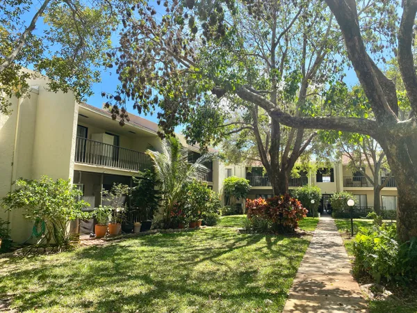 $2,200 | 150 Pineview Road, Unit J5, Jupiter, FL 33469