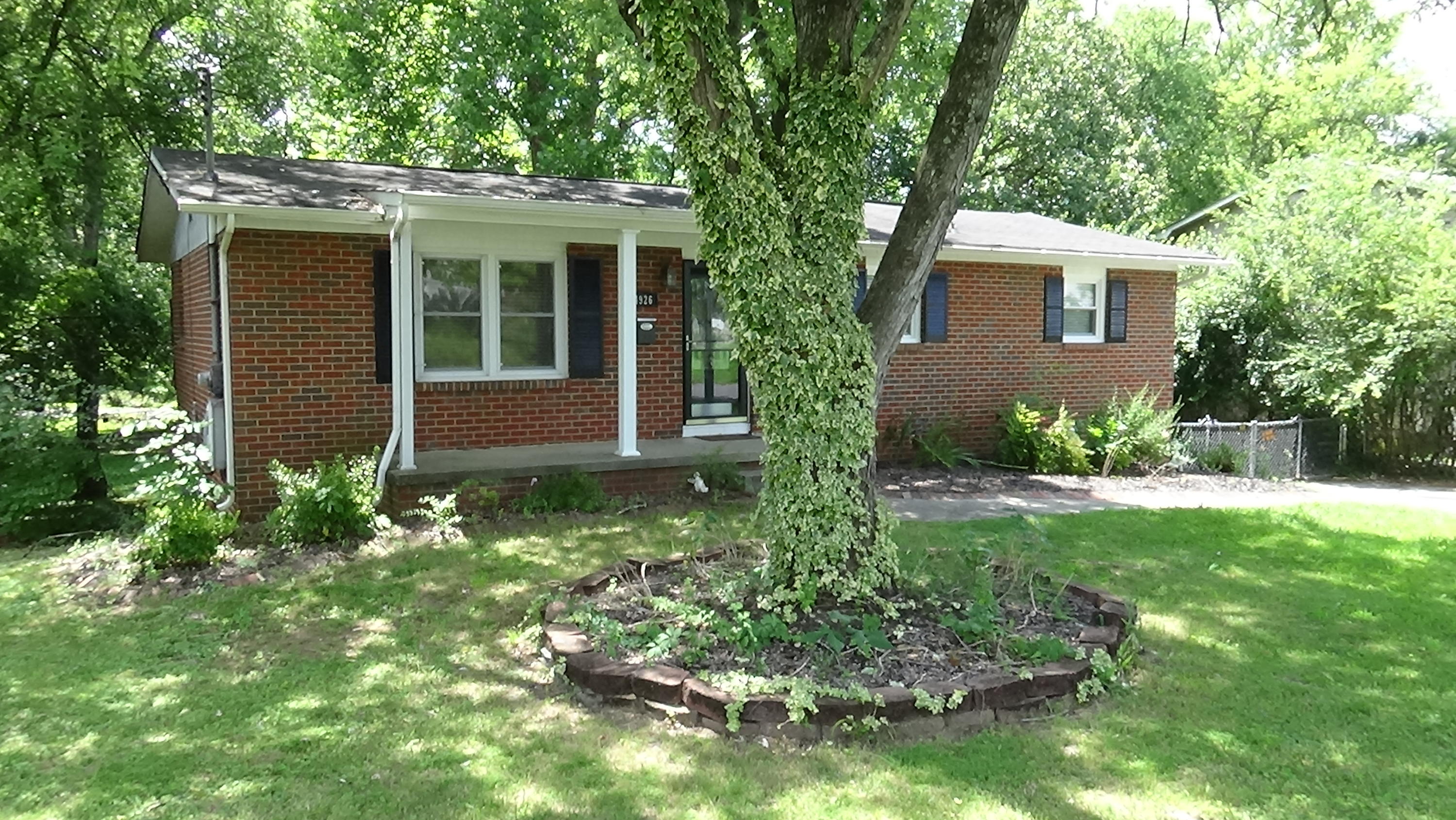 4926 Oakview Road Knoxville, TN 37918 - Photo 4 of 29 DSC00528