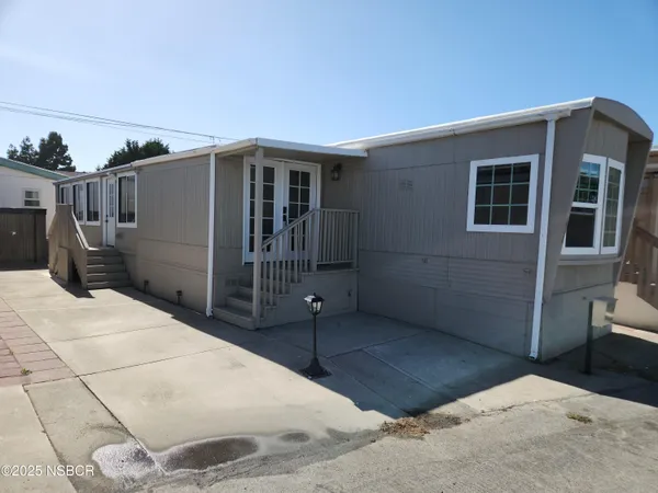 a view of a house with backyard