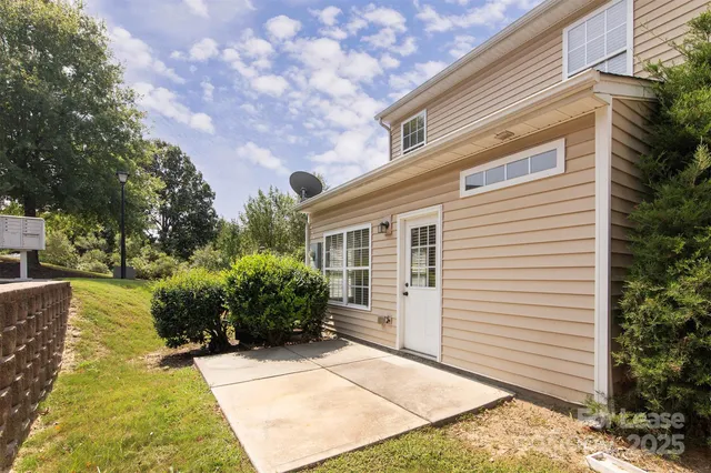 a view of a house with backyard and sitting area